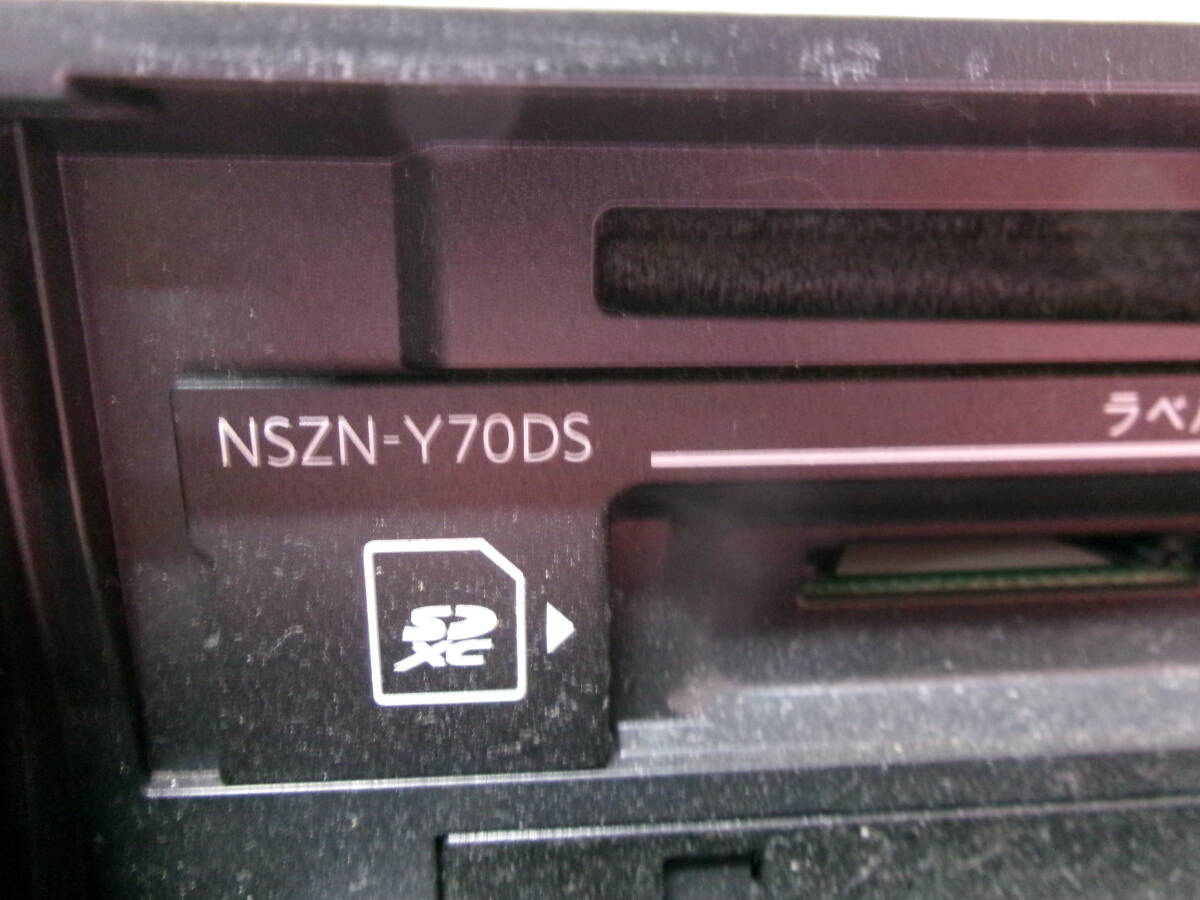 NSZN-Y70D_SD_Error_Display_Daihatsu_Tanto_Toyota_Raize NSZN-Y70D or Y70DS Close-up of car infotainment screen displaying 'No SD Card' error message in a Daihatsu Tanto dashboard