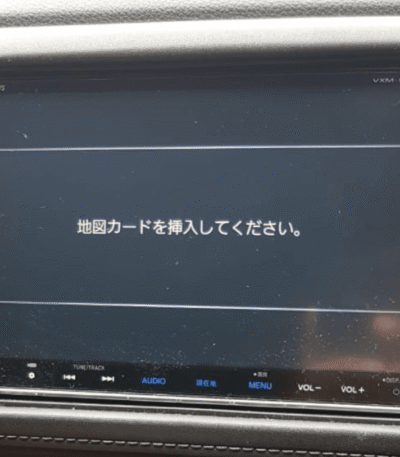 Genuine Gathers VXM-175VFEi SD card activating Apple CarPlay on Honda dashboard with USB-connected iPhone