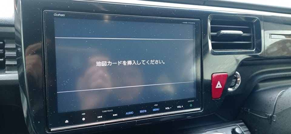 vxm-185vfni-sd-card-map-error-fix VXM-185VFNi SD Card head unit showing fixed Japan maps with Apple CarPlay interface active and Bluetooth hands-free calling enabled after SD card installation