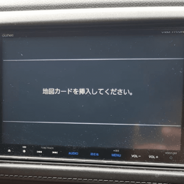Genuine Gathers VXM-175VFEi SD card activating Apple CarPlay on Honda dashboard with USB-connected iPhone